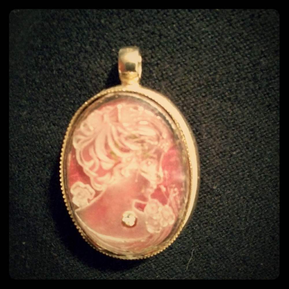 Cameo pendant